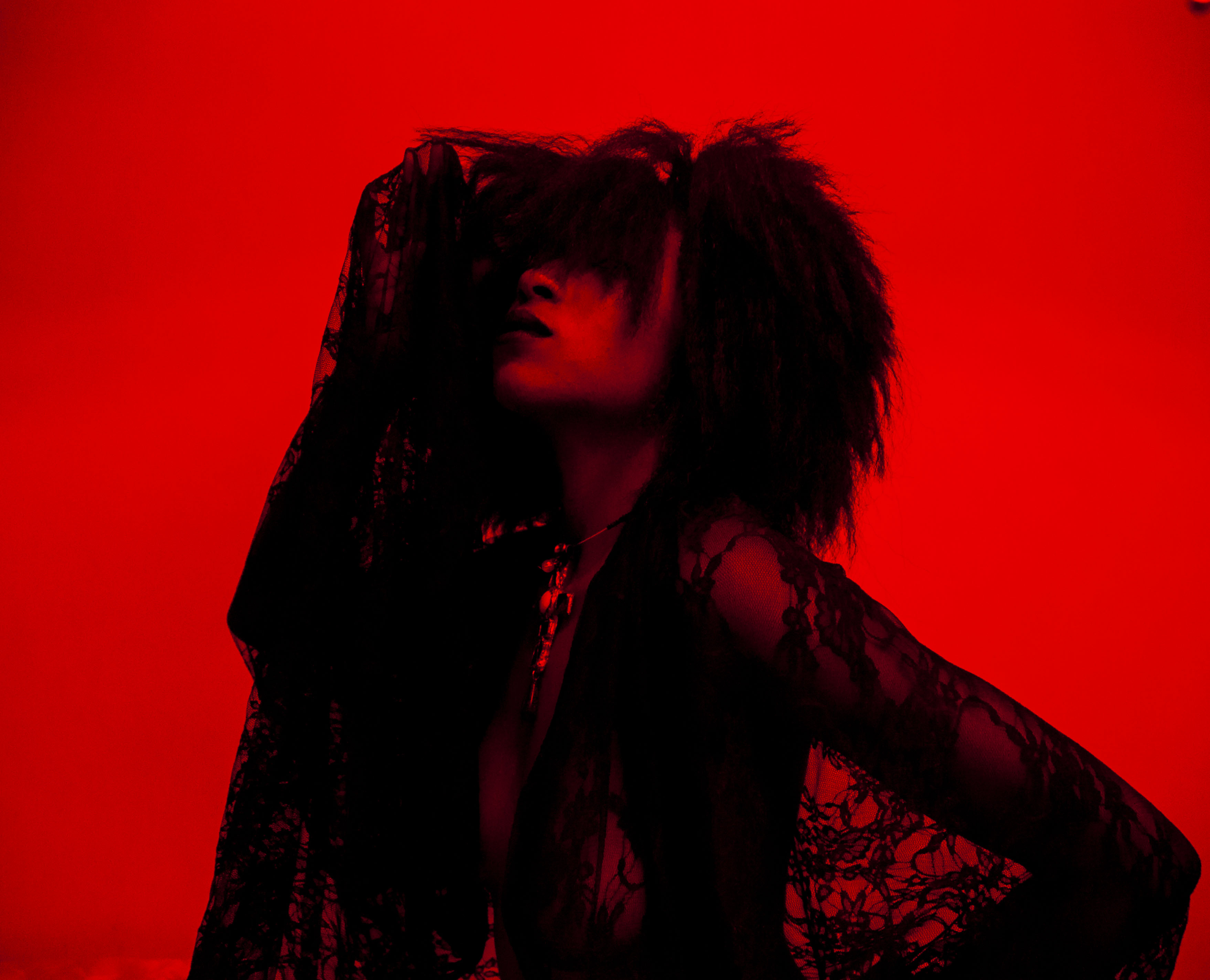  photo en noir et rouge, femme couverte de dentelle de profil. format americain - shoot by Bea